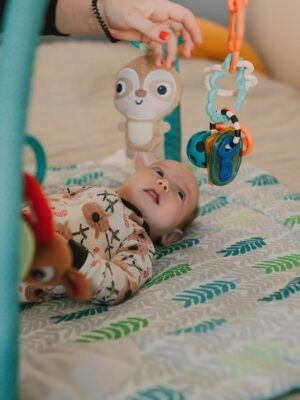 Tapis d’Éveil Animé pour Bébé (Avec Jouets Suspendus)