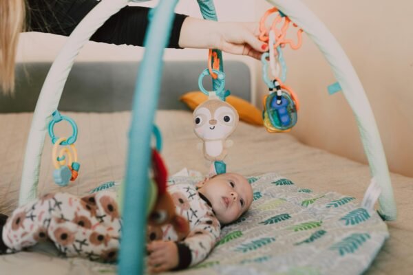 pexels-rdne-6849274 Tapis d’Éveil Animé pour Bébé (Avec Jouets Suspendus)